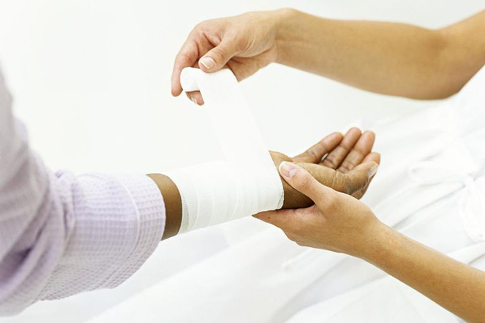 زخم باز چیست؟ چگونه درمان می شود؟ زخم باز چگونه پانسمان می شود؟