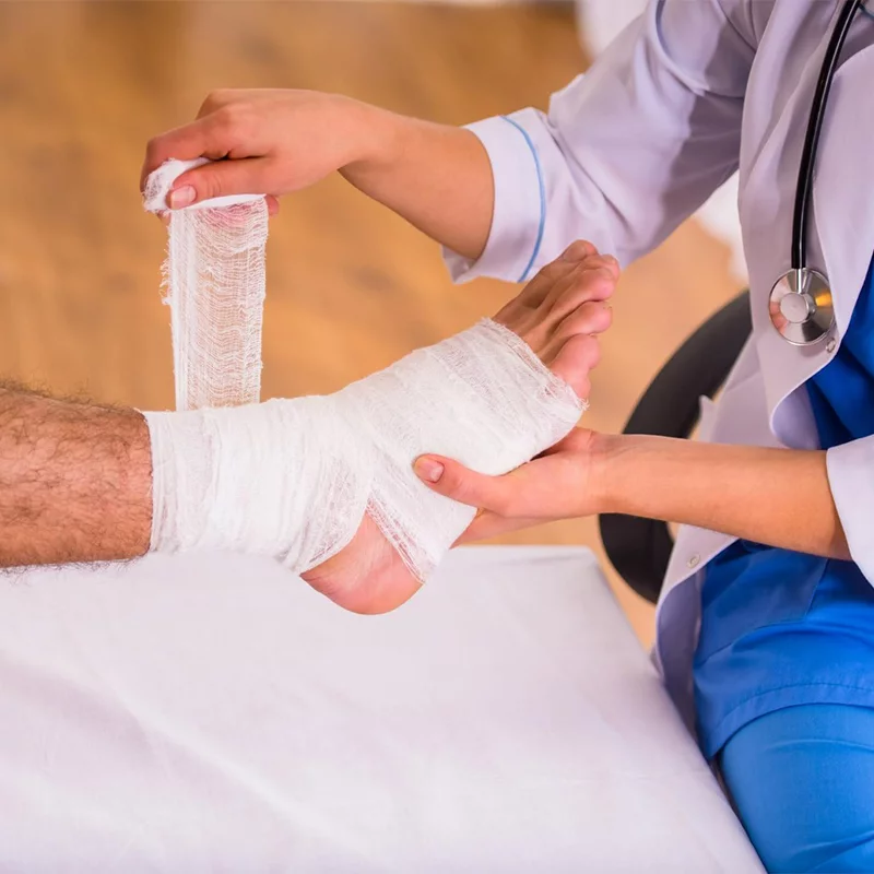 پانسمان تخصصی زخم پا در مطب درمان زخم